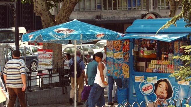 Fotografía de un puesto de helados Nestlé en la calle