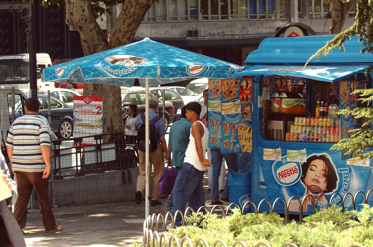 Fotografía de un puesto de helados Nestlé en la calle