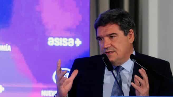 El ministro de Inclusión, Seguridad Social y Migraciones, José Luis Escrivá, durante una sesión de control al Gobierno.