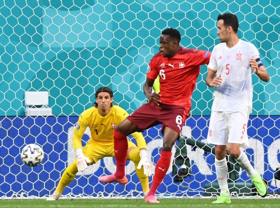 Momento del 1-0 para España tras el toque en propia de Zakaria