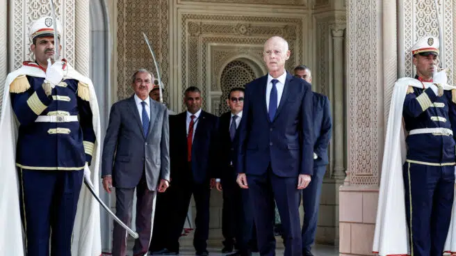 El presidente de Túnez destituye al primer ministro y asume el control del Gobierno