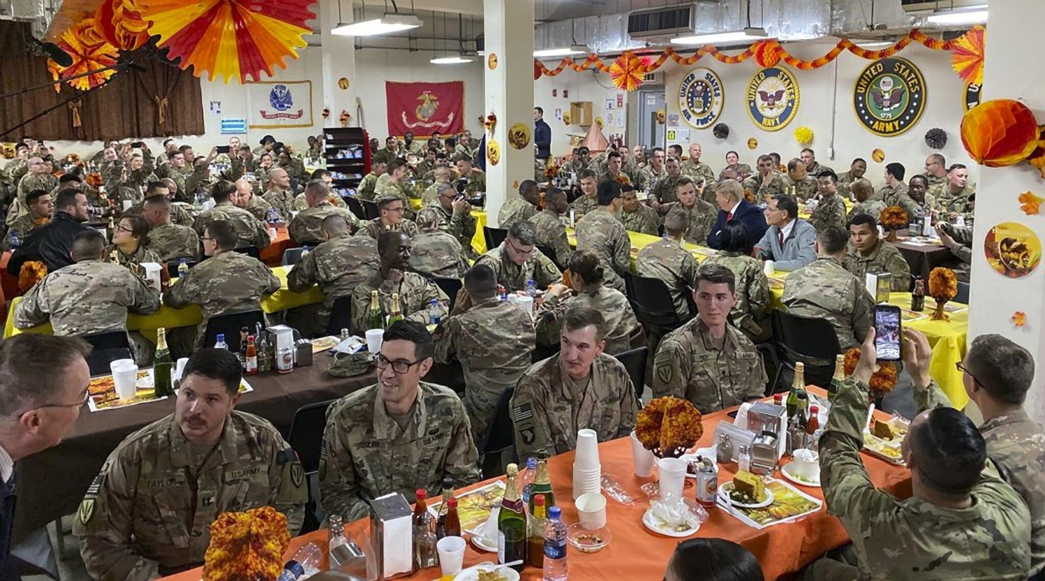 El expresidente Donald Trump, en una cena con las tropas en la base de Bagram, Afganistán.