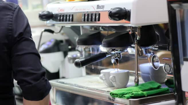 Un camarero prepara café en un bar, en Madrid (España)