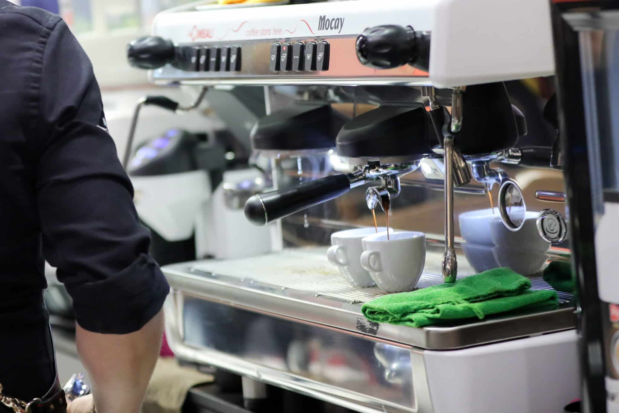 Un camarero prepara café en un bar, en Madrid (España)