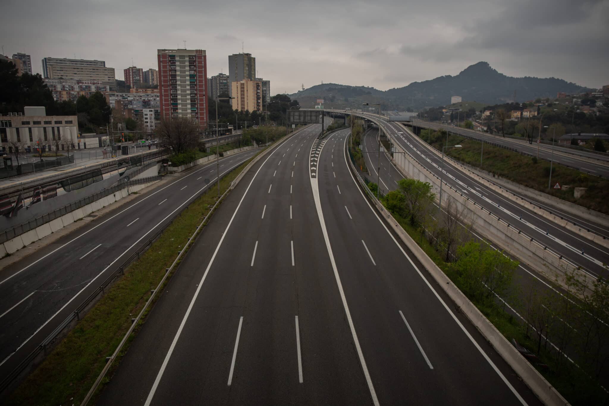 Carretera sin apenas tráfico en la entrada a Barcelona.