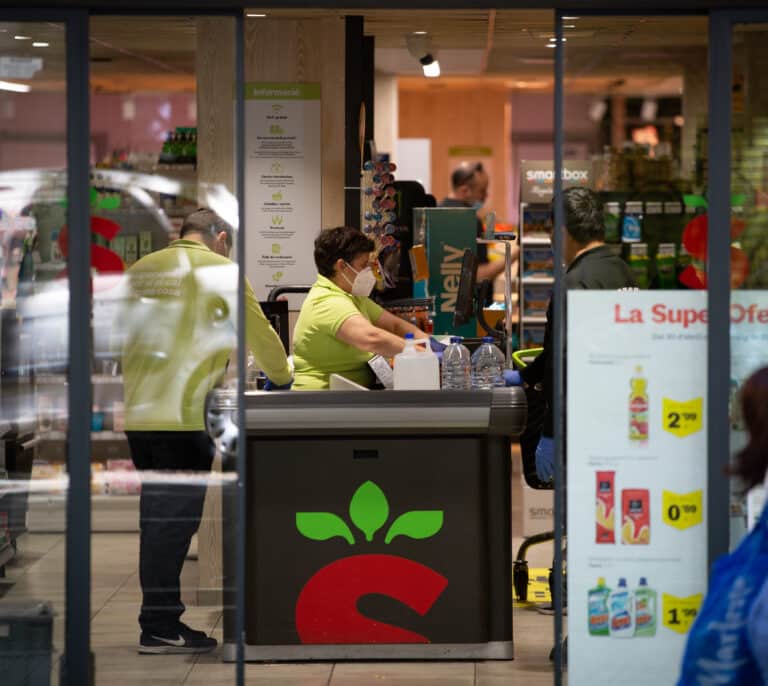 Alerta entre los supermercados de zonas turísticas por la lenta llegada de viajeros extranjeros