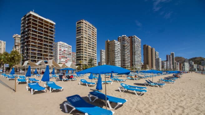 Sombrillas y tumbonas en la Playa de Levante de Benidorm.