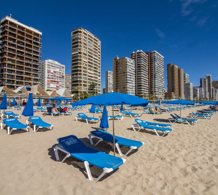 Los hoteles valencianos fían el verano al viajero nacional en plena explosión de contagios
