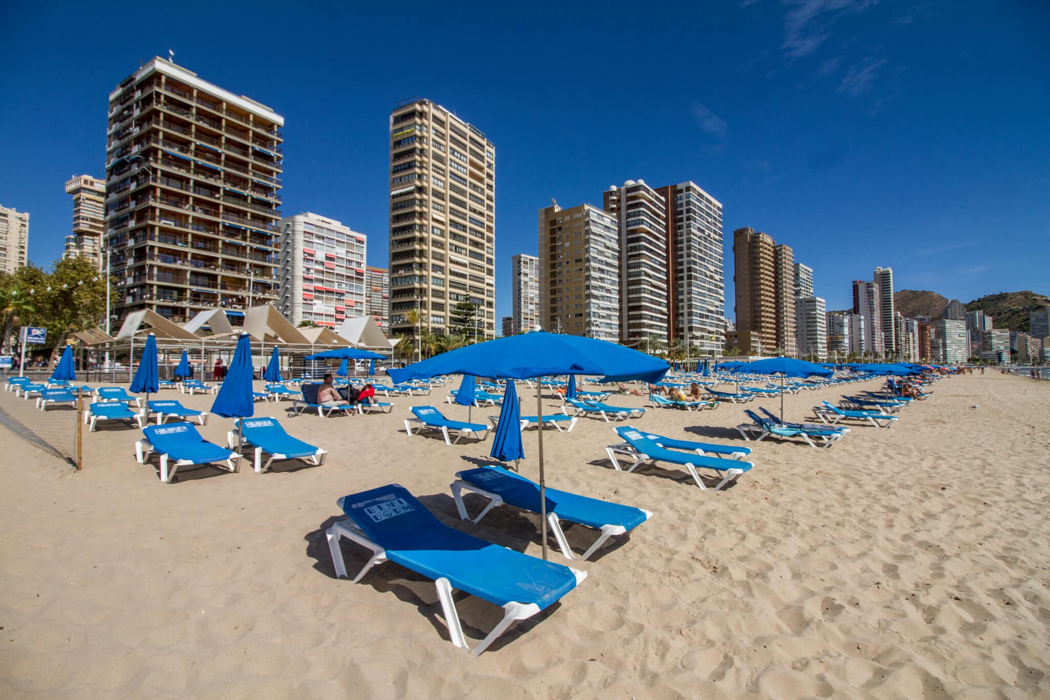 Sombrillas y tumbonas en la Playa de Levante de Benidorm.