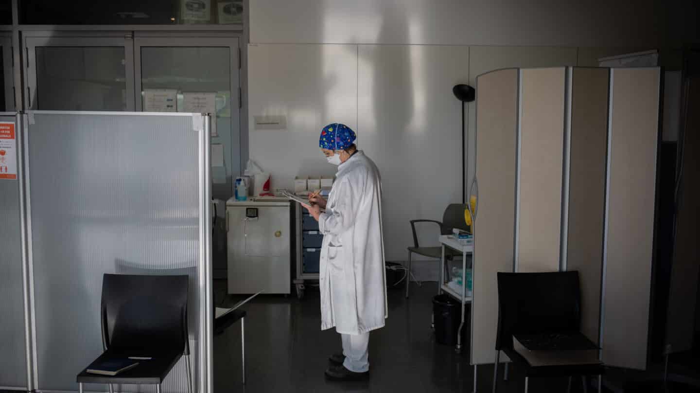 Una enfermera, durante la preparación de una vacuna en el Hospital de la Santa Creu i Sant Pau de Barcelona.