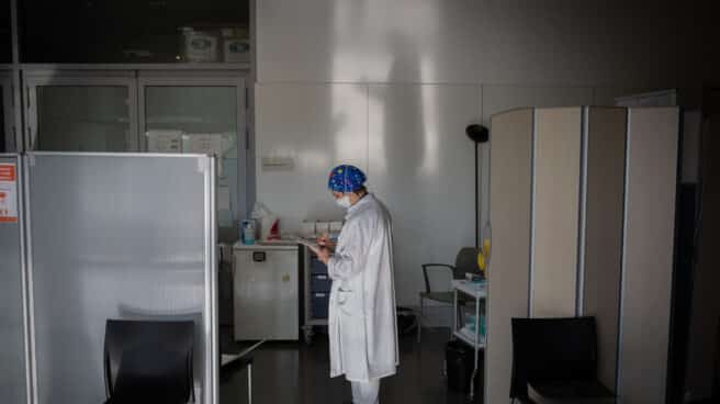 Una enfermera, durante la preparación de una vacuna en el Hospital de la Santa Creu i Sant Pau de Barcelona.