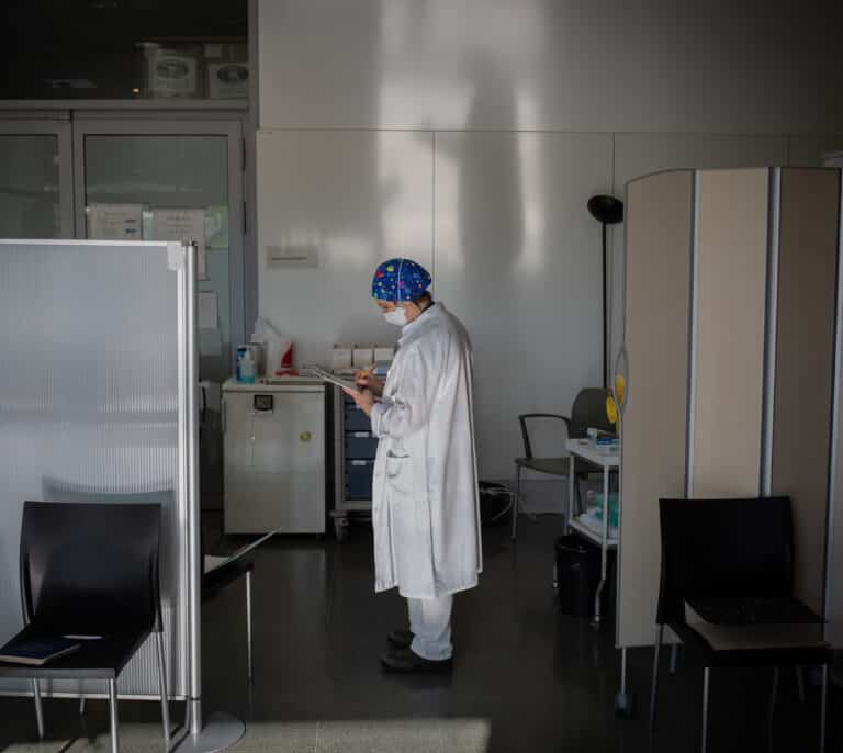 España registra 146 fallecidos pero bajan los hospitalizados y la incidencia