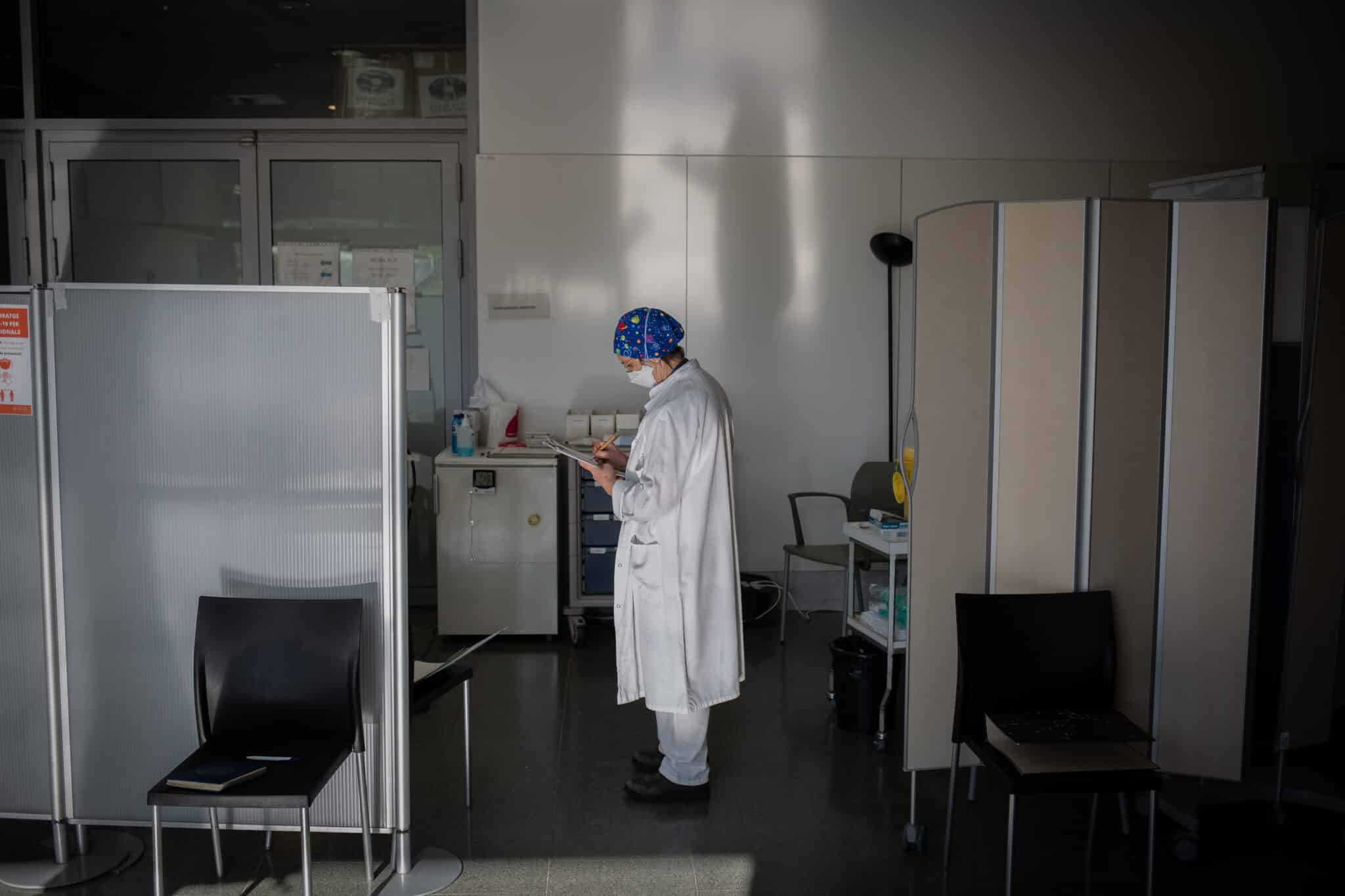 Una enfermera, durante la preparación de una vacuna en el Hospital de la Santa Creu i Sant Pau de Barcelona.