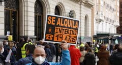 Un trabajador interino se manifiesta en la Plaza de España de Zaragoza en febrero.