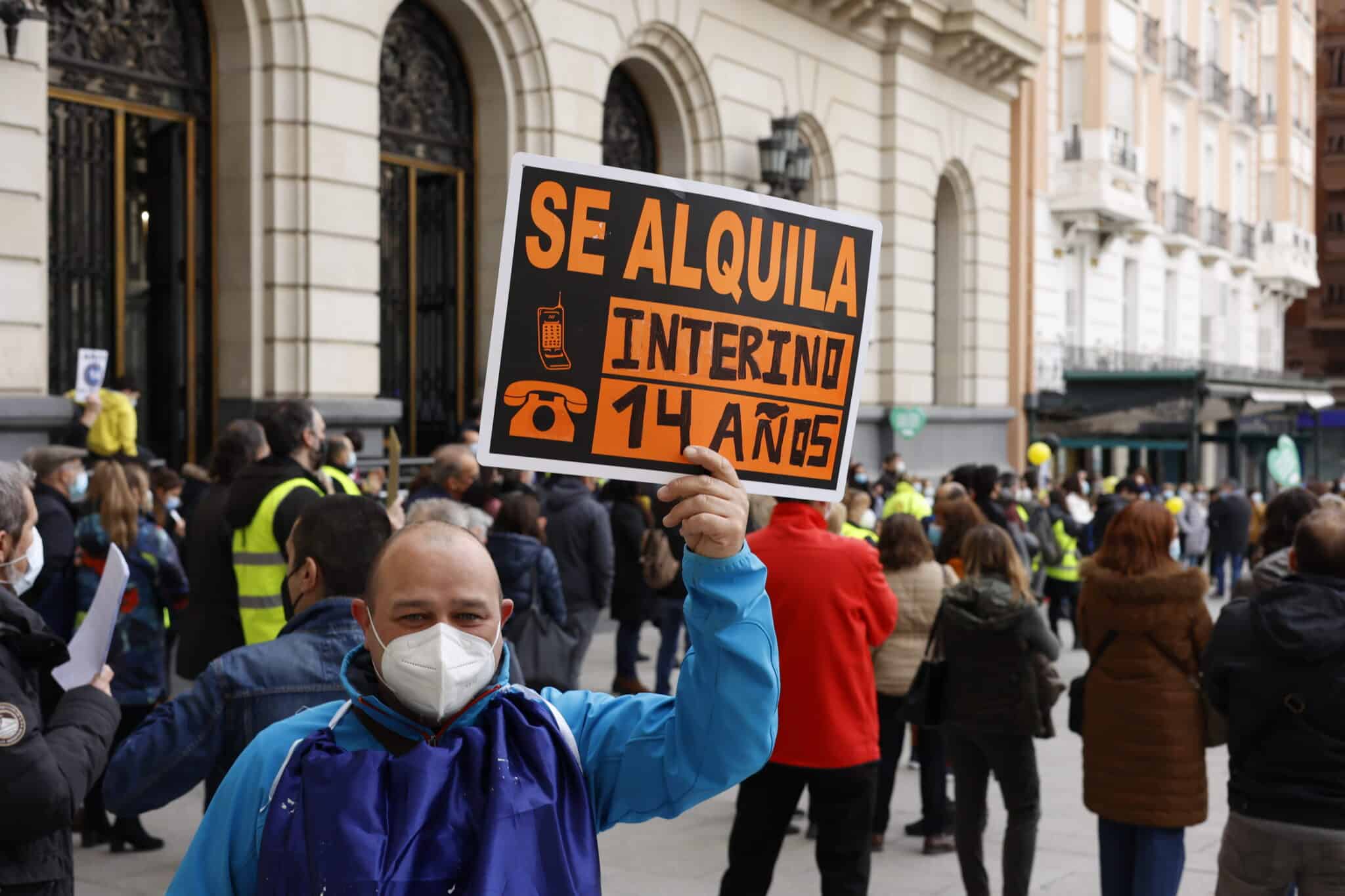 Un trabajador interino se manifiesta en la Plaza de España de Zaragoza en febrero.