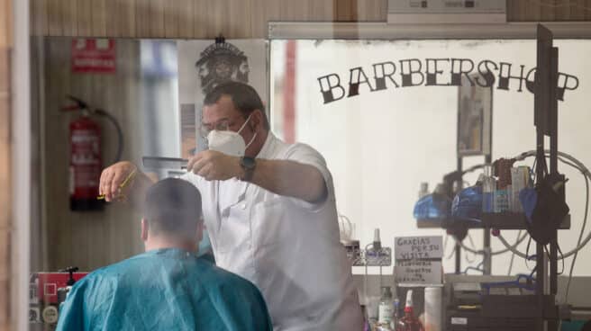 El municipio de Guitiriz (Lugo) afronta la segunda tasa de incidencia acumulada más alta de Galicia Un peluquero atiende a un cliente en el municipio gallego de Guitiriz, en Lugo, Galicia.