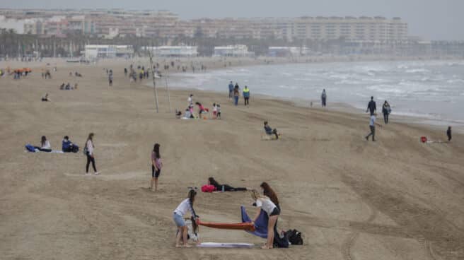 Varias personas en la playa la Malvarrosa en Valencia.