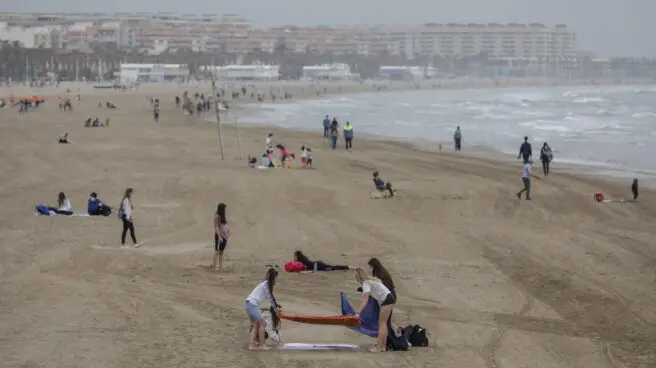 Rescatan con síntomas de ahogamiento a un niño y a un hombre en Valencia