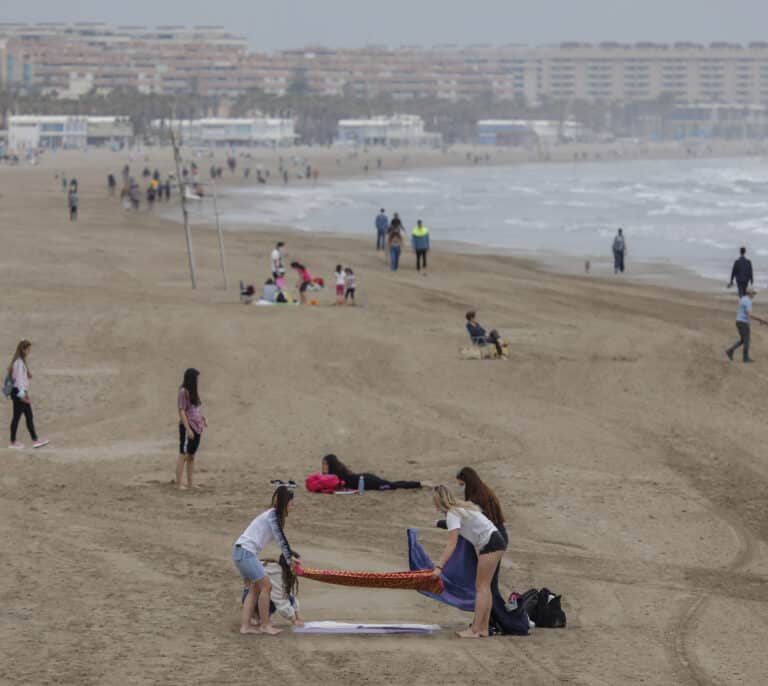 Rescatan con síntomas de ahogamiento a un niño y a un hombre en Valencia