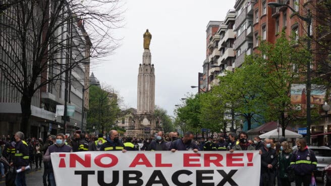 Varias personas participan en una manifestación en Bilbao contra el ERE de Tubacex,.