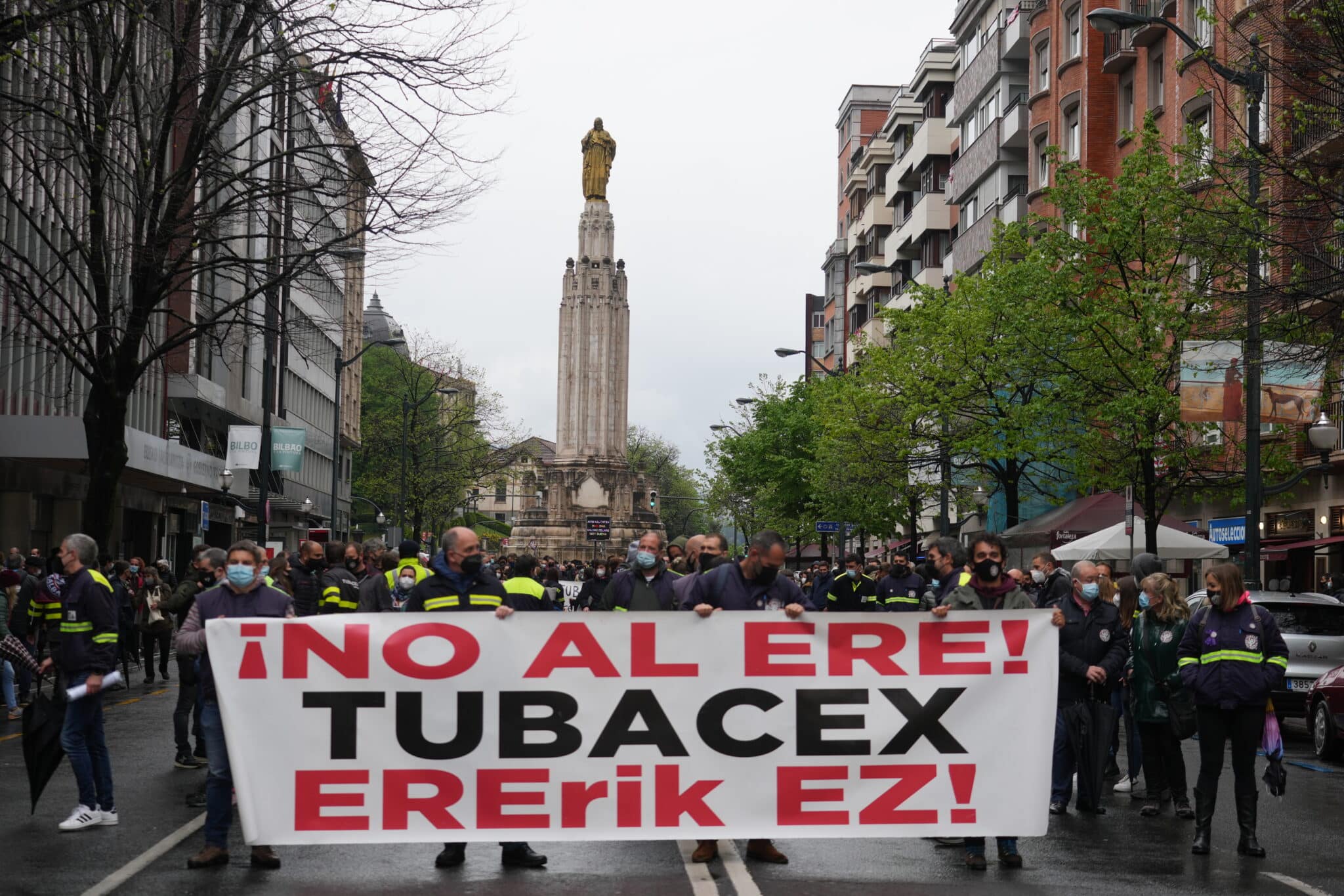 Varias personas participan en una manifestación en Bilbao contra el ERE de Tubacex,.