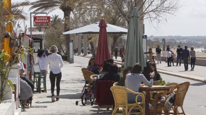 Varias personas en la terraza de un barde Mallorca, Islas Baleares.