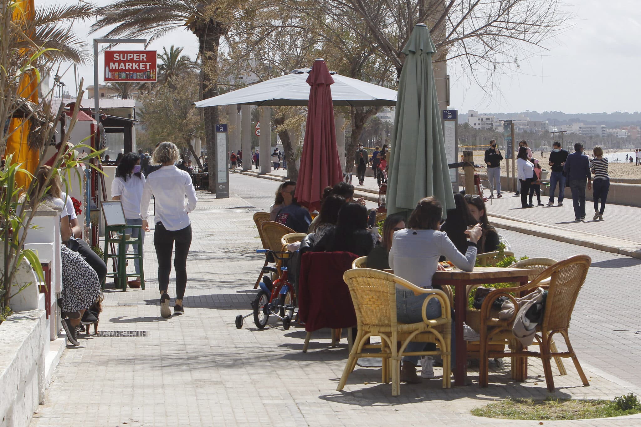 Varias personas en la terraza de un barde Mallorca, Islas Baleares.