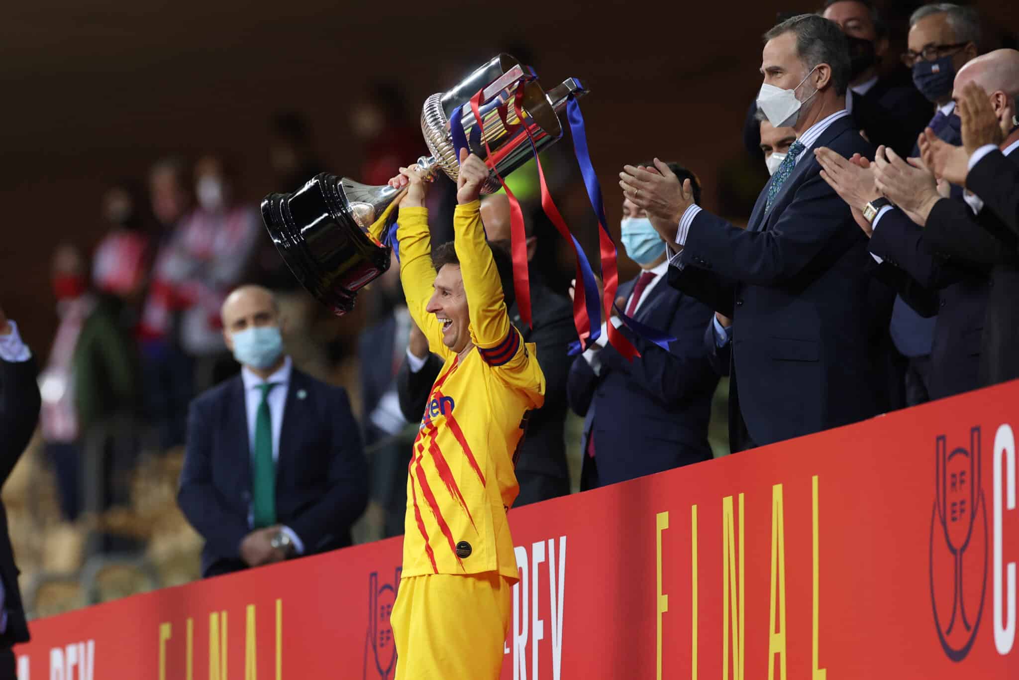 Leo Messi levanta la Copa del Rey ganada en Sevilla esta temporada