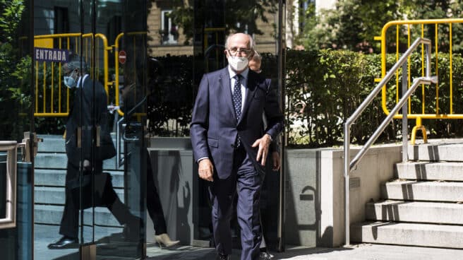 El presidente de Repsol, Antonio Brufau, a su salida de una declaración judicial.