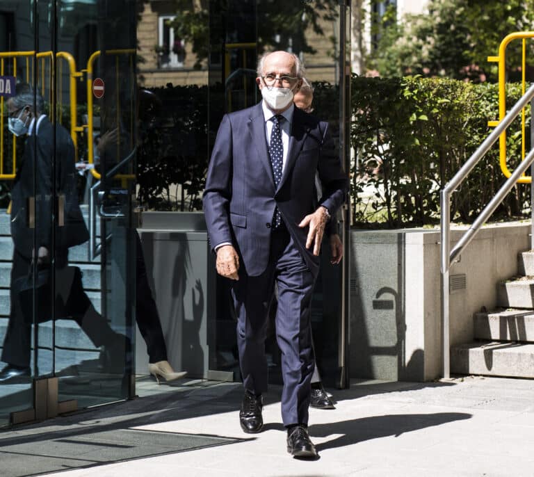 El juez libra a Repsol, Caixabank, Brufau y Fainé de la investigación por los contratos con Villarejo