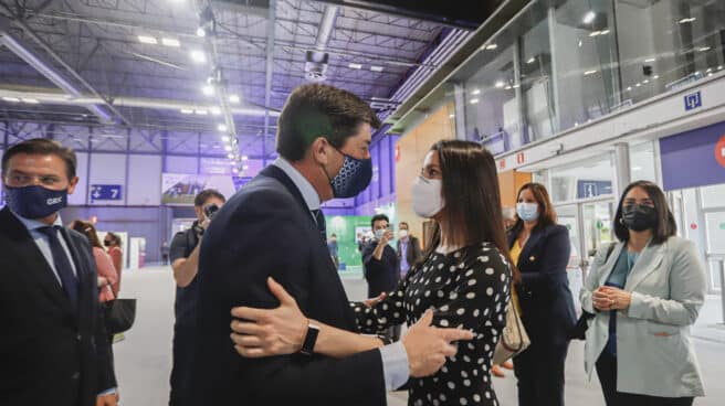 El vicepresidente de la Junta de Andalucía, Juan Marín (i), saluda a la líder de Ciudadanos, Inés Arrimadas (d).