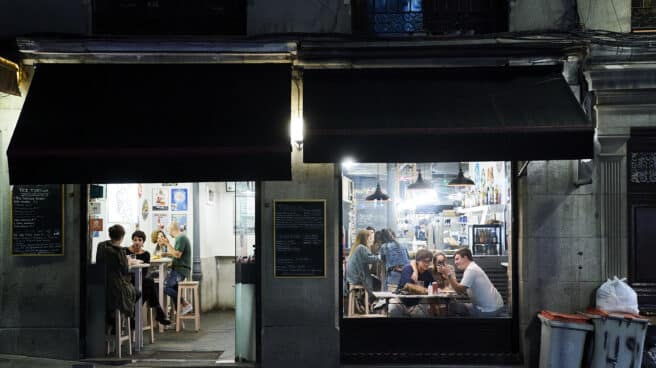 Varias personas en una cafetería de Madrid