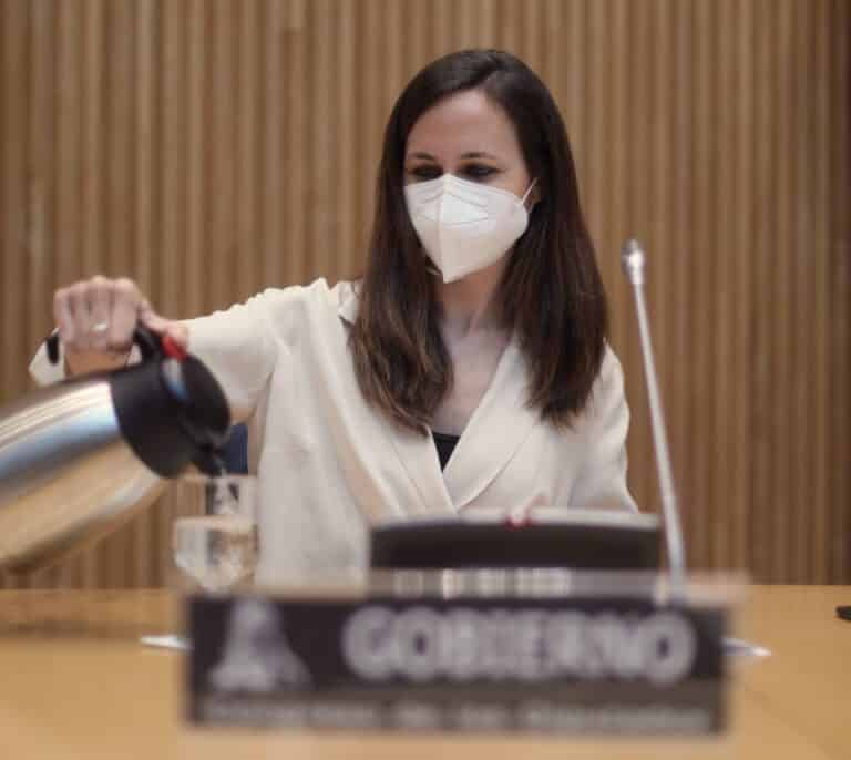 Belarra arremete contra Juan Carlos I el día del despacho en Marivent entre el Rey y Sánchez