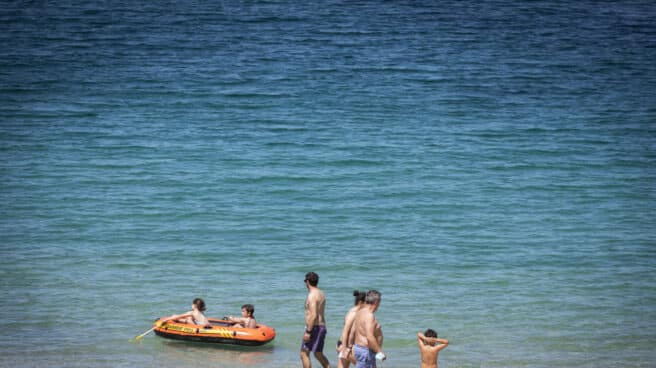 Playas de Pontevedra reciben bañistas por el buen tiempo Varias personas se bañan y toman el sol en una playa del municipio de Marín, Pontevedra.