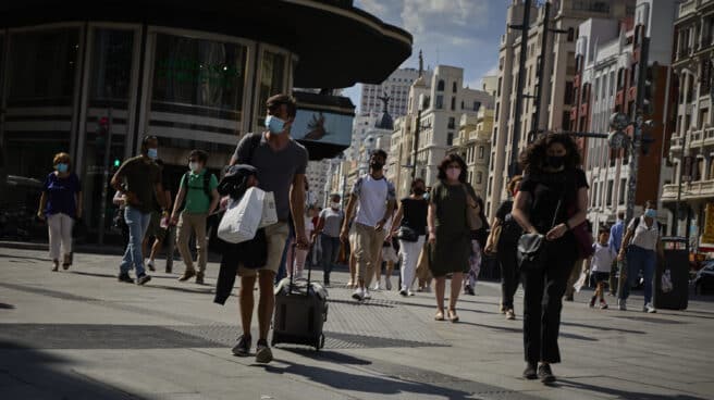 Un hombre con una maleta en la plaza de Callao, en Madrid.