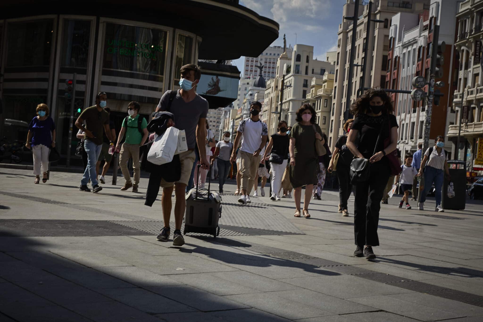 Un hombre con una maleta en la plaza de Callao, en Madrid.