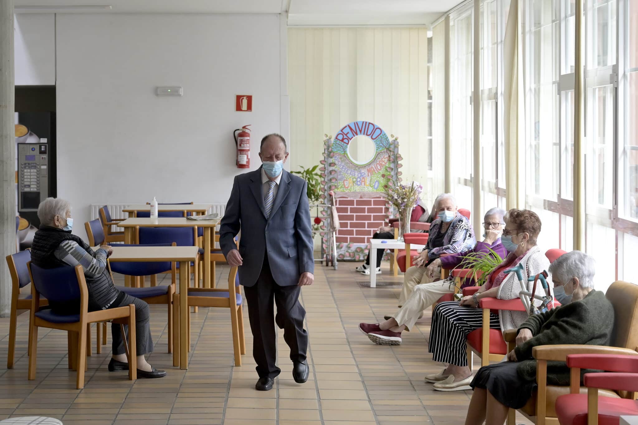 Varios ancianos en una de las salas de la Residencia de mayores de Carballo (Galicia), en jun