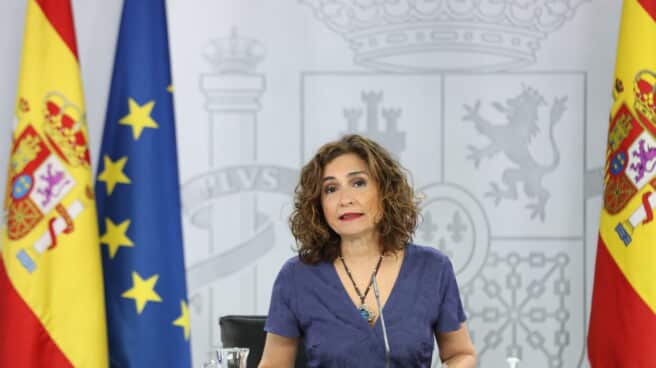 La ministra portavoz del Gobierno y de Hacienda, María Jesús Montero; la vicepresidenta cuarta y ministra de Transición Ecológica y Reto Demográfico; y la ministra de Sanidad, Carolina Darias, comparecen en rueda de prensa posterior al Consejo de Ministros, que debe dar luz verde o o no a la OPA de Naturgy La ministra portavoz y de Hacienda, María Jesús Montero, comparece en rueda de prensa posterior al Consejo de Ministros extraordinario en Moncloa