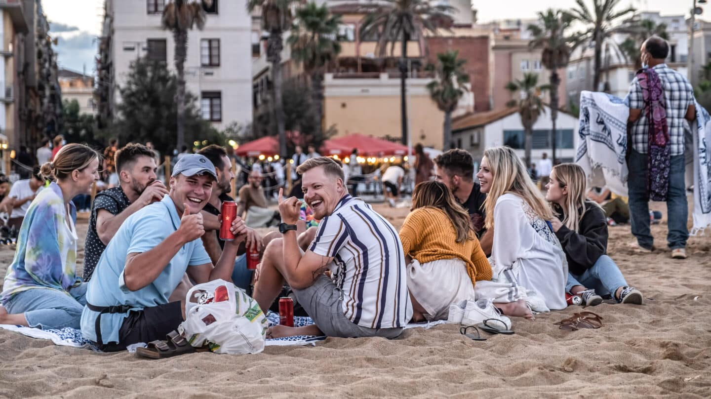 Jóvenes en una playa de Barcelona.