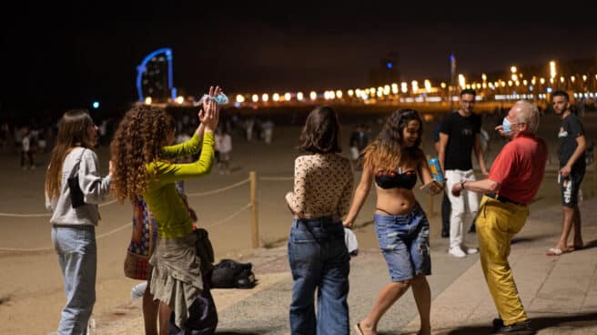 Jóvenes en una playa de Barcelona.