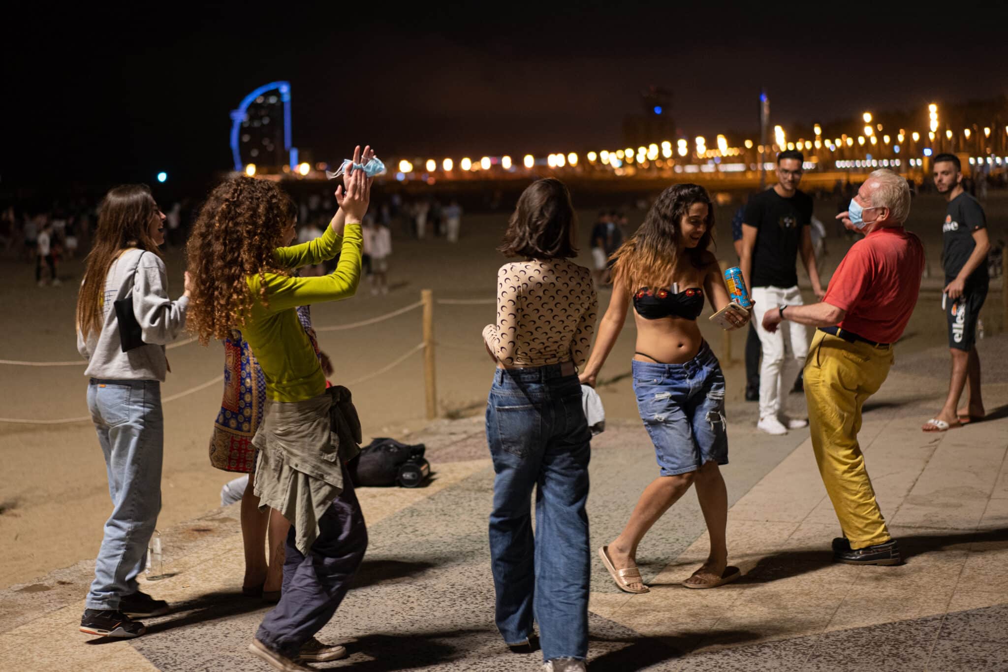 Jóvenes en una playa de Barcelona.