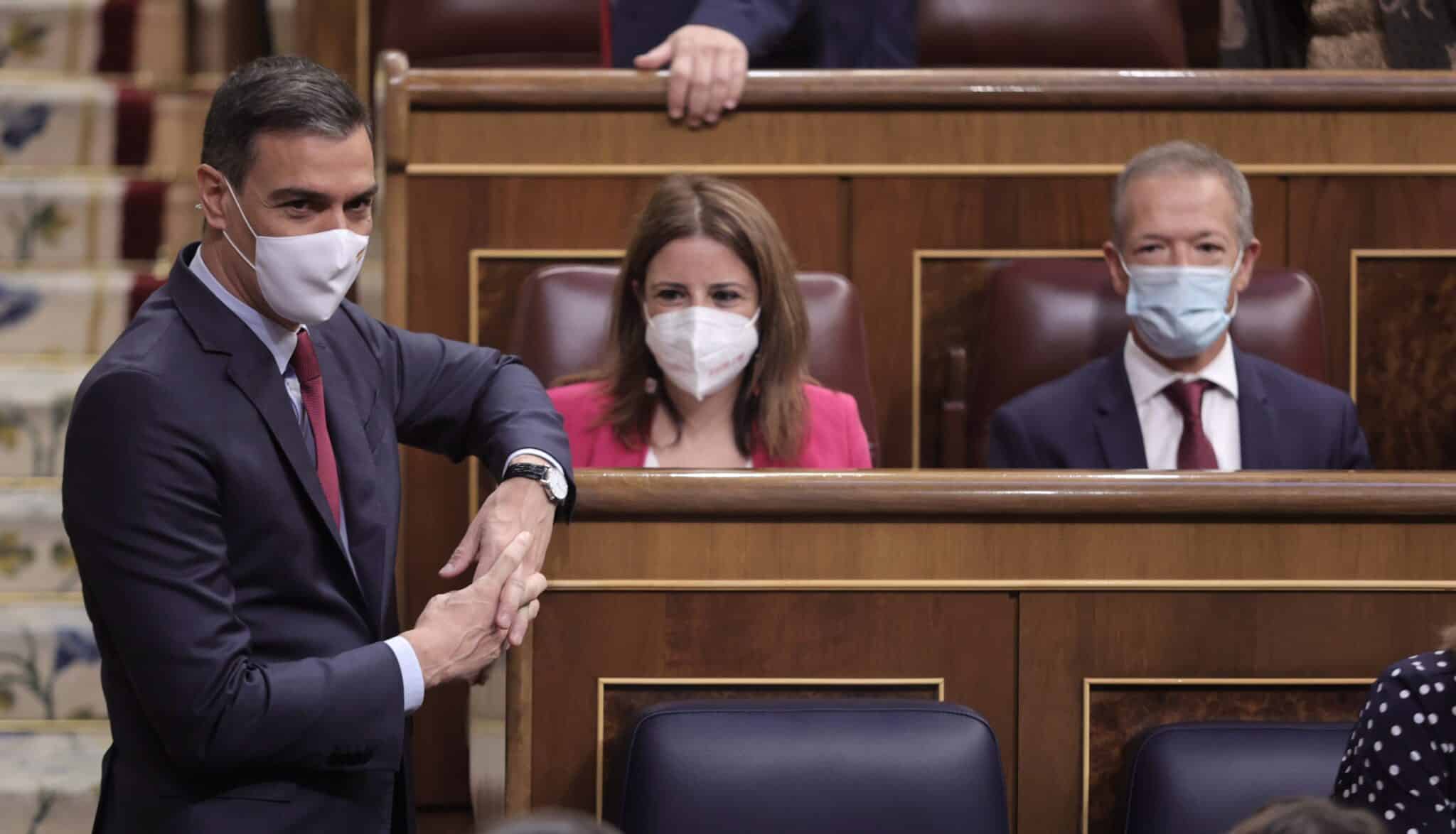 Pedro Sánchez junto a Adriana Lastra y Ander Gil en el Congreso