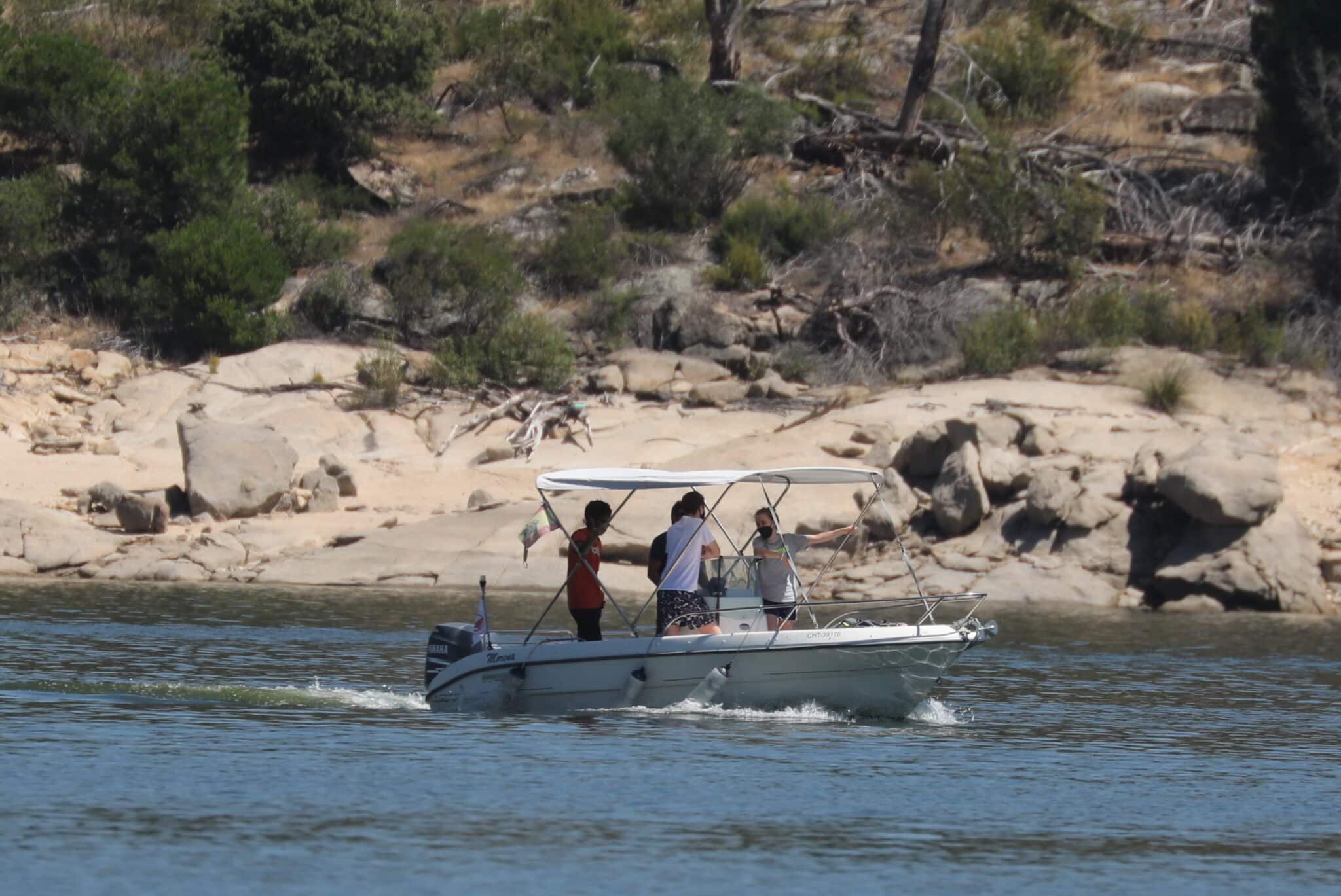 Un grupo de personas buscan a una niña de 10 años desaparecida en el pantano de San Juan.