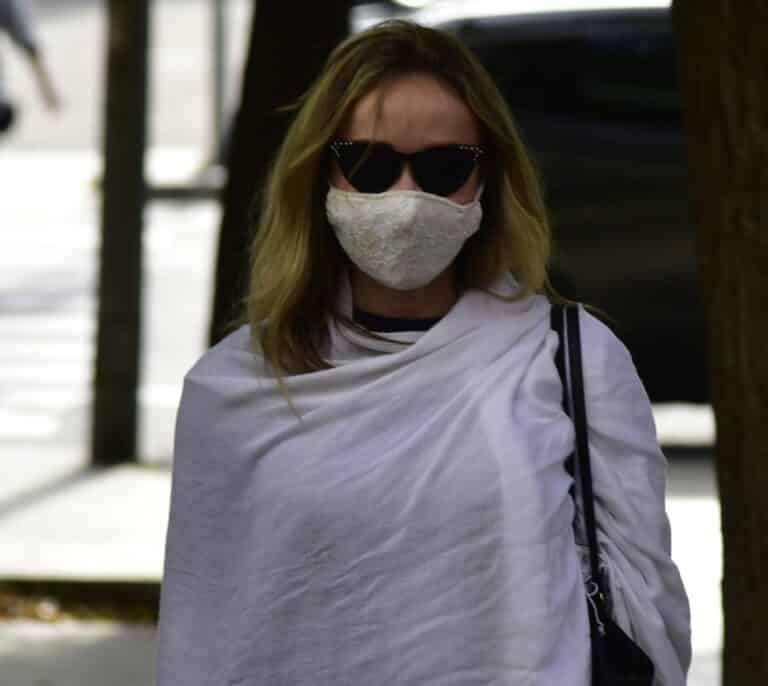 La expareja del productor Josep Maria Mainat acepta una condena por intentar entrar en su casa