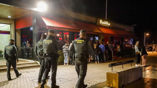 Agentes de la Guardia Civil informan en el Puerto de Sanxenxo de las nuevas medidas contra el Covid.