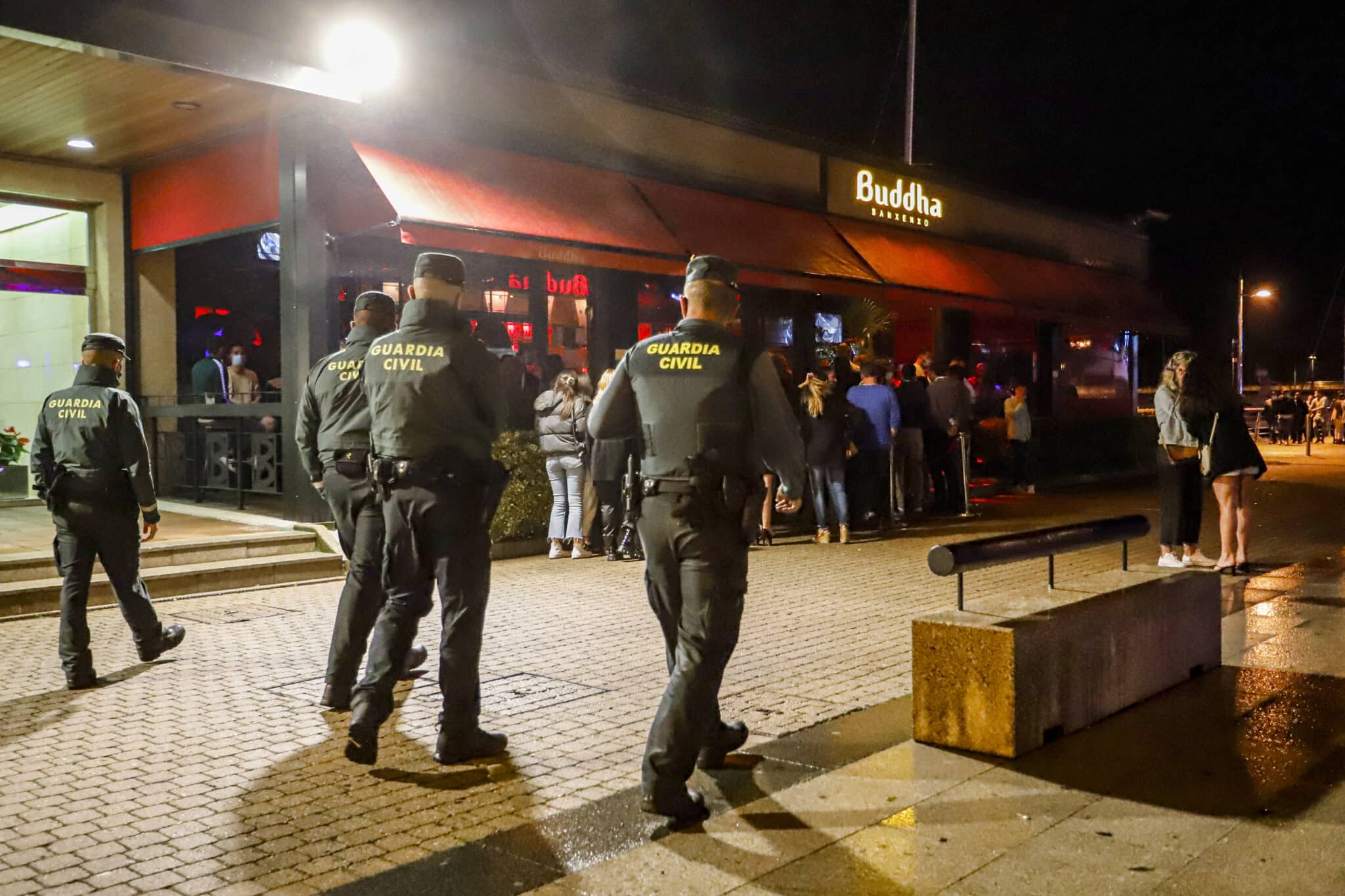 Agentes de la Guardia Civil informan en el Puerto de Sanxenxo de las nuevas medidas contra el Covid.