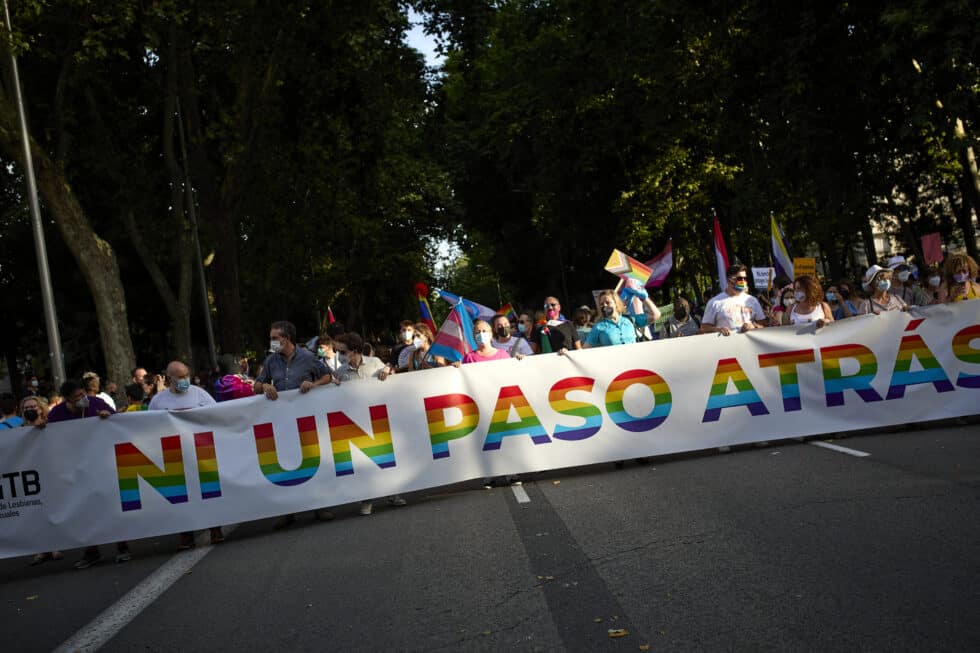 Varias personas durante la manifestación del Orgullo LGTBI