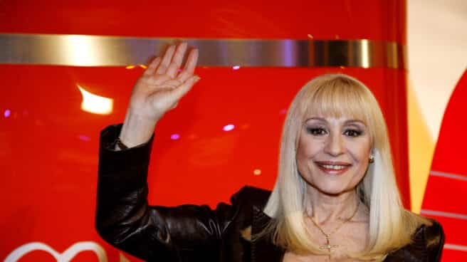 Acabó la fiesta. Adiós, Raffaella La cantante Rafaella Carrà posa para una fotografía en 2008