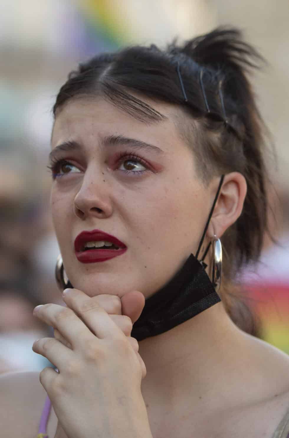 Una joven durante la manifestación para condenar el asesinato de un joven de 24 años el pasado sábado en A Coruña debido a una paliza.