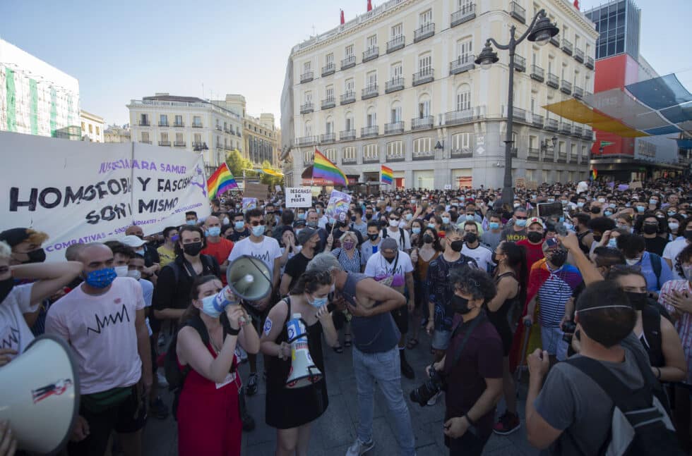 Cientos de personas durante una manifestación para condenar el asesinato de un joven de 24 años el pasado sábado en A Coruña debido a una paliza.